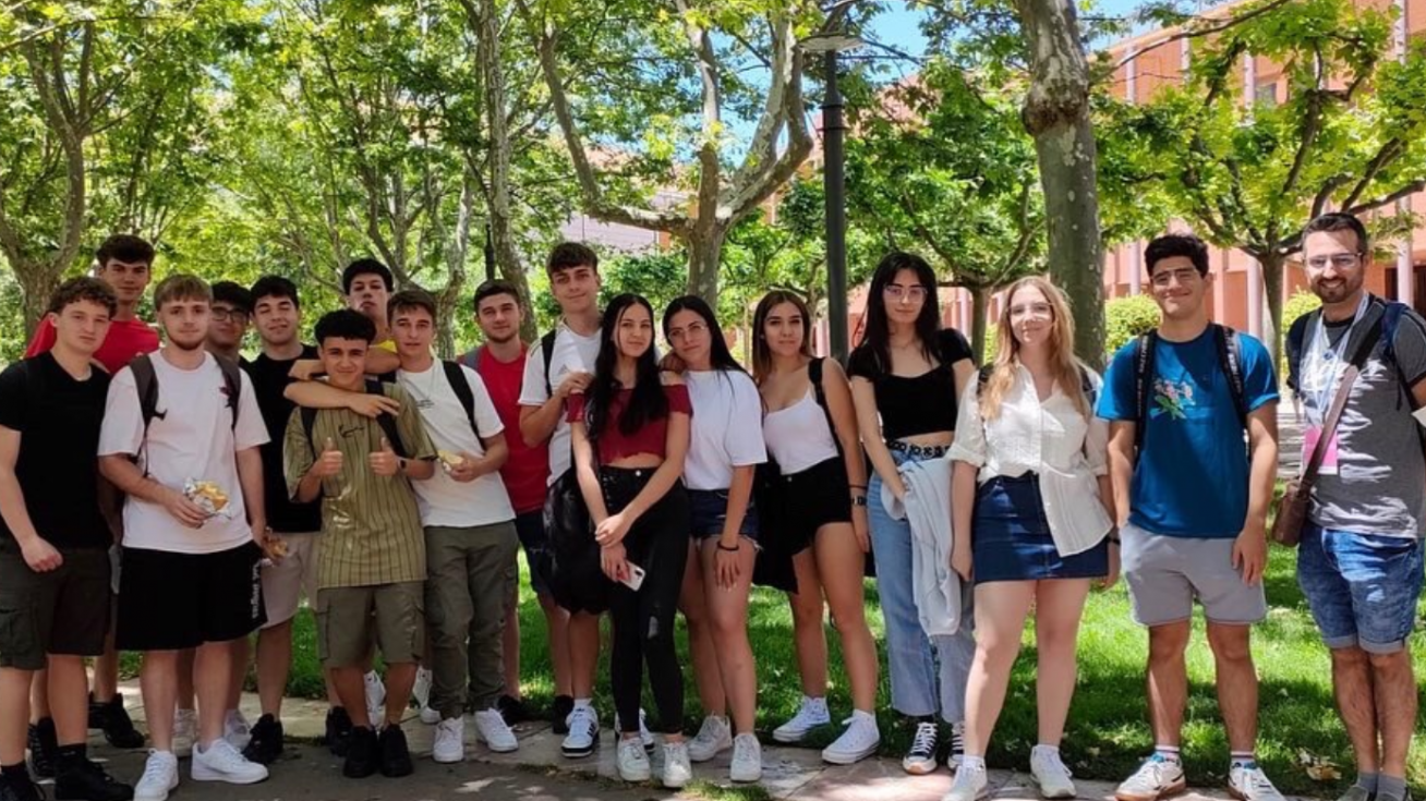 Alumnos del IES Villa de Valdemoro, que consiguieron la nota media general más alta del municipio, en la Universidad Carlos III de Madrid.