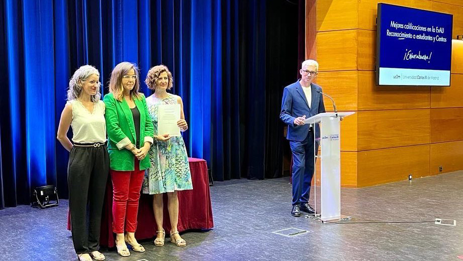 Profesoras del instituto Calderón de la Barca de Pinto, recogiendo ayer el reconocimiento en la Universidad Carlos III.