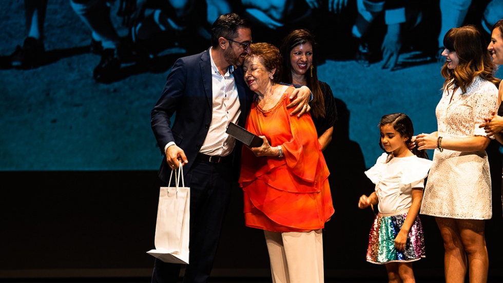 Amelia del Castillo recibe el galardón de las manos del alcalde.