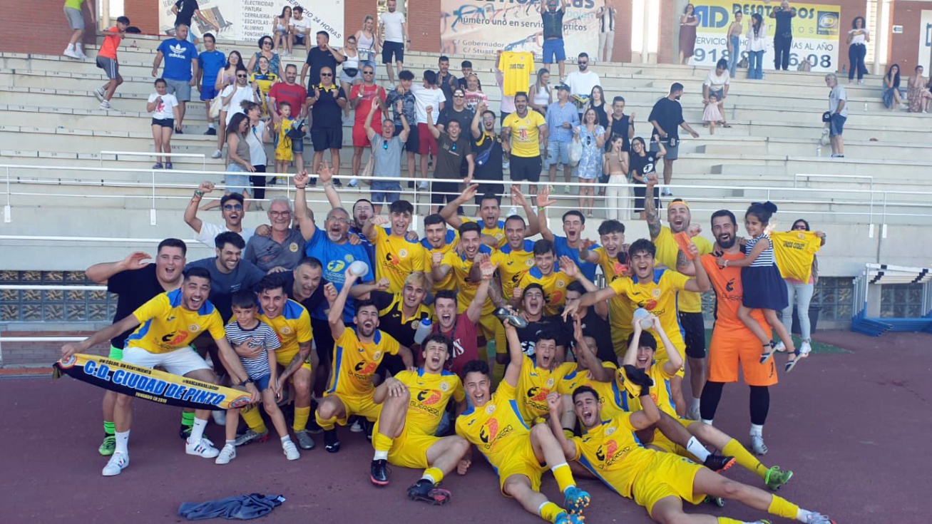 El primer equipo del Ciudad de Pinto celebra el ascenso a Primera de Aficionados | Img: Juanjo Melones (@juanjomelones9).