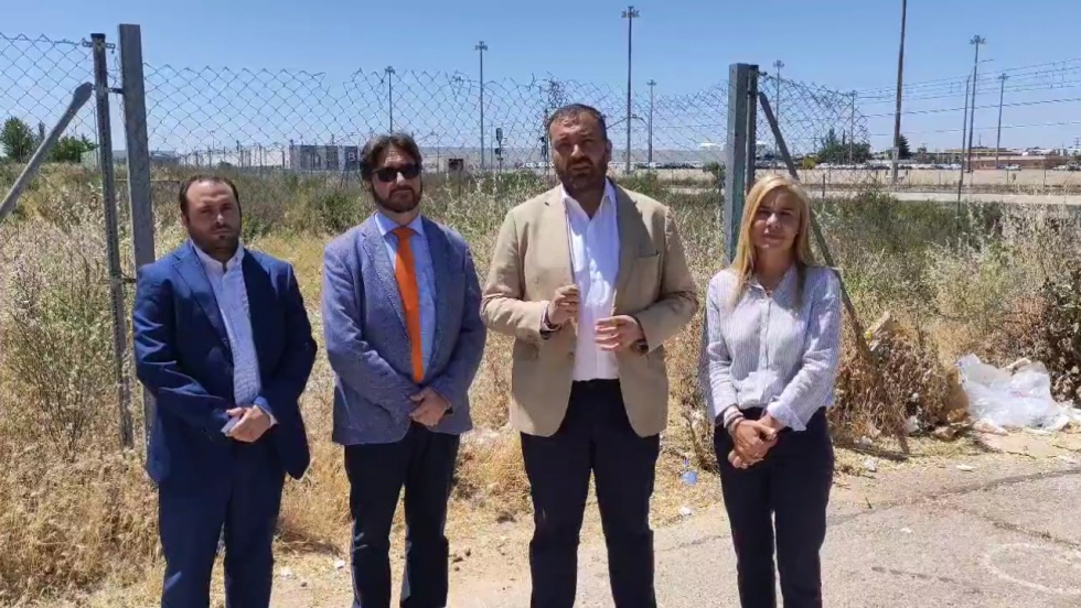 Carlos Segura, responsable de Transportes del PP en Madrid, junto a Miriam Rabaneda, presidenta del PP de Pinto, en el barrio de La Tenería.