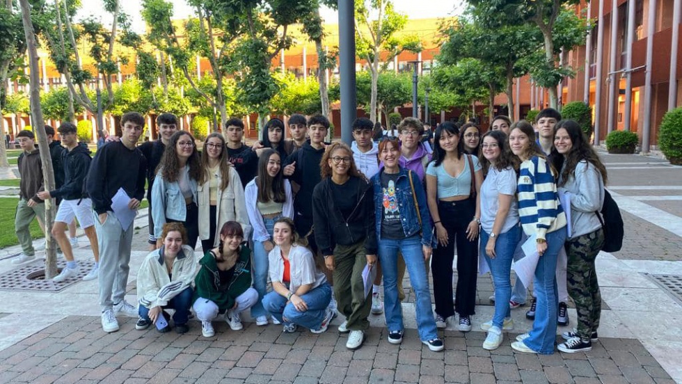 Estudiantes del IES Villa de Valdemoro, en el campus de Leganés de la Universidad Carlos III.