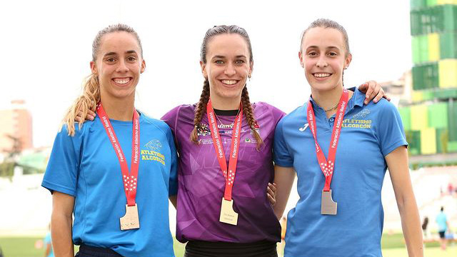 Esther Navero posa junto a sus compañeras de podio en los 100 metros lisos, Paula Martínez y Lucía Gutiérrez | Foto de Héctor Montero (@atletasmodelos)