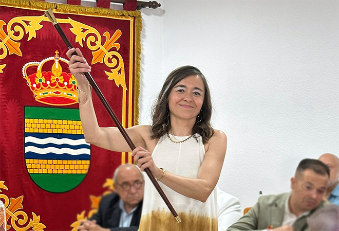 Raquel Jimeno con el bastón de mando tras ser investida alcaldesa.