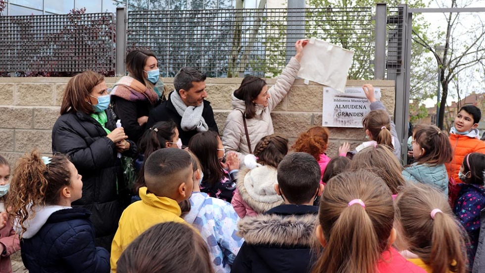 Los niños destapan, junto a la alcaldesa, la placa con el nombre de la biblioteca.