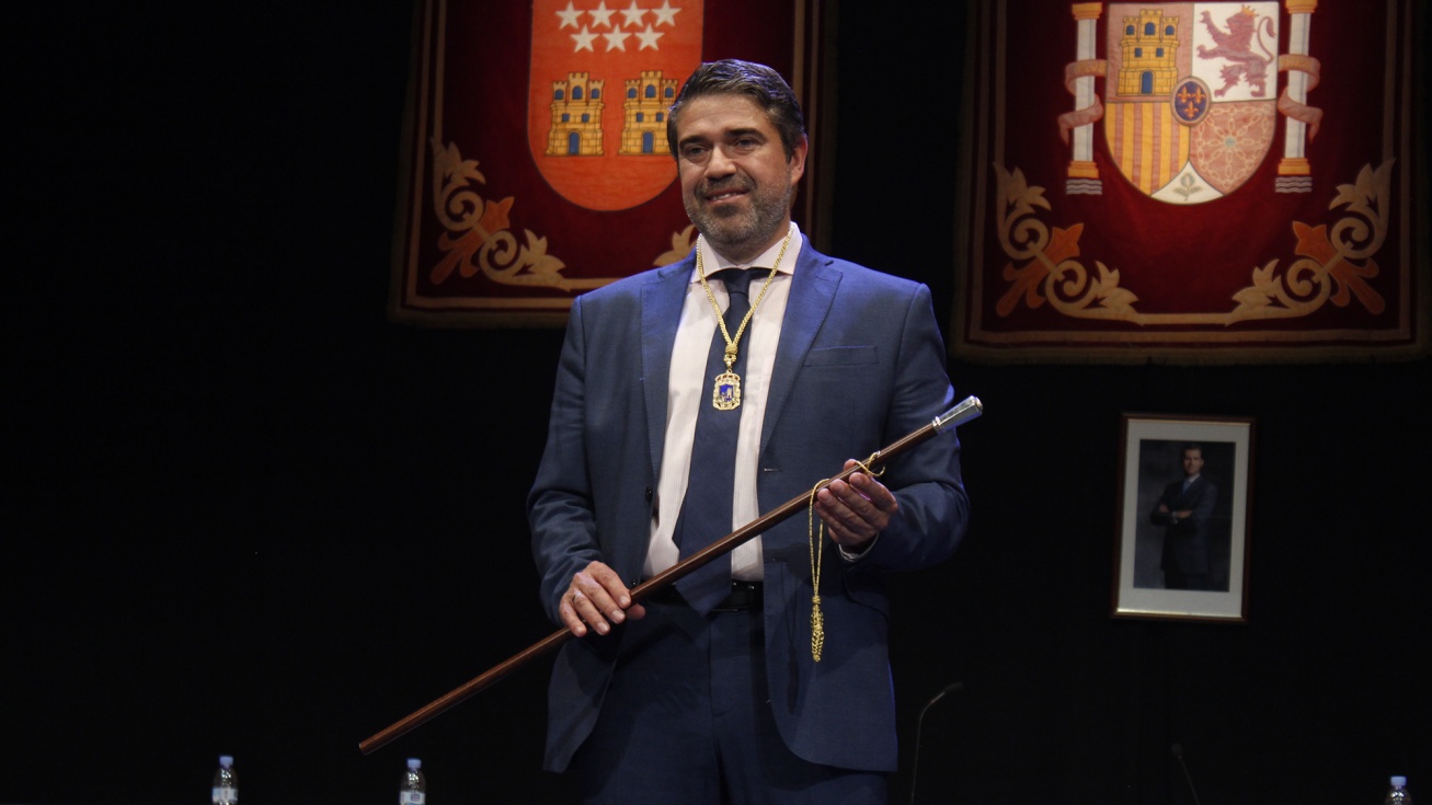David Conde posa con el bastón de mando.