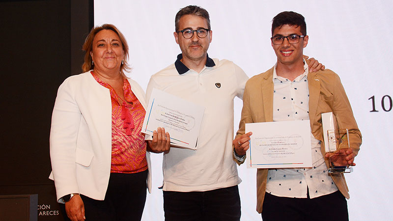 Pablo y su profesor, su profesor José Luis Ortuno, en la entrega de premios de la fase local.