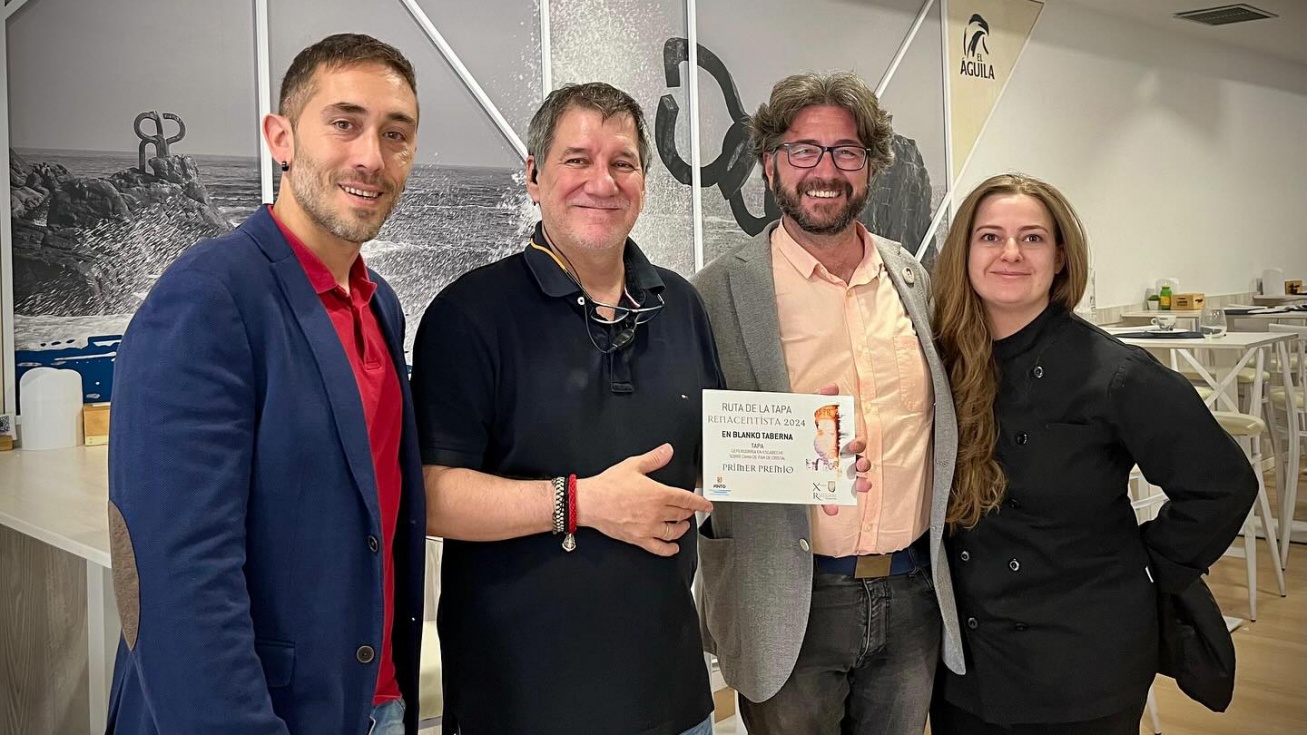 Antonio posa en En Blanko con la placa del primer premio, acompañado por el alcalde y por el concejal de Digitalización y Emprendimiento.