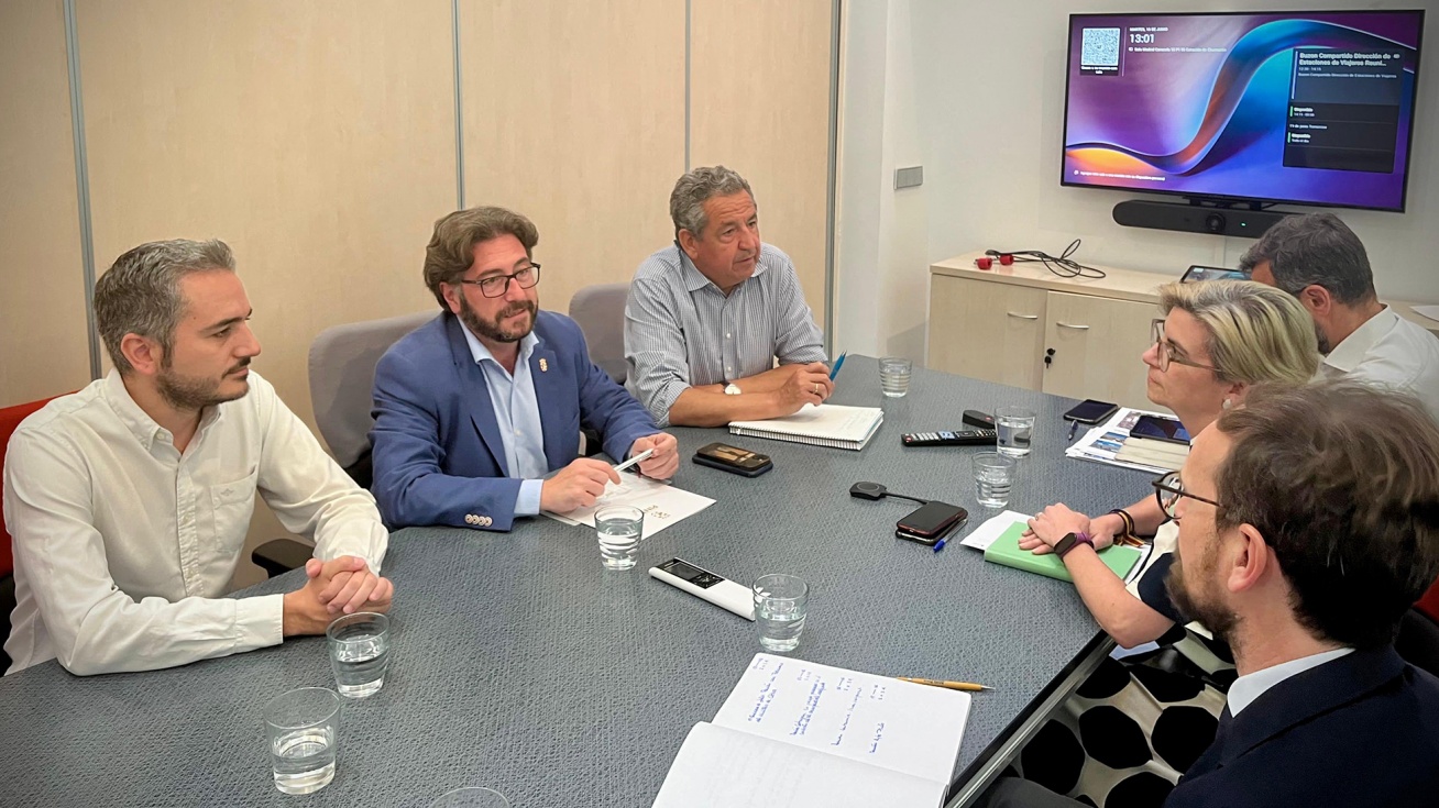 El equipo de gobierno en su reunión con los representantes de Adif.