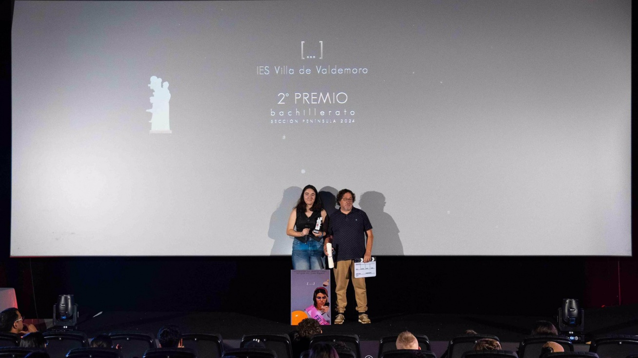 Irene recoge el premio en la gala final del certamen, celebrada en Tenerife el 20 de junio.