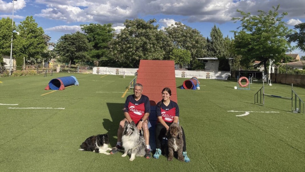 Manuel Garrido y Ángela Bermejo con sus perros.