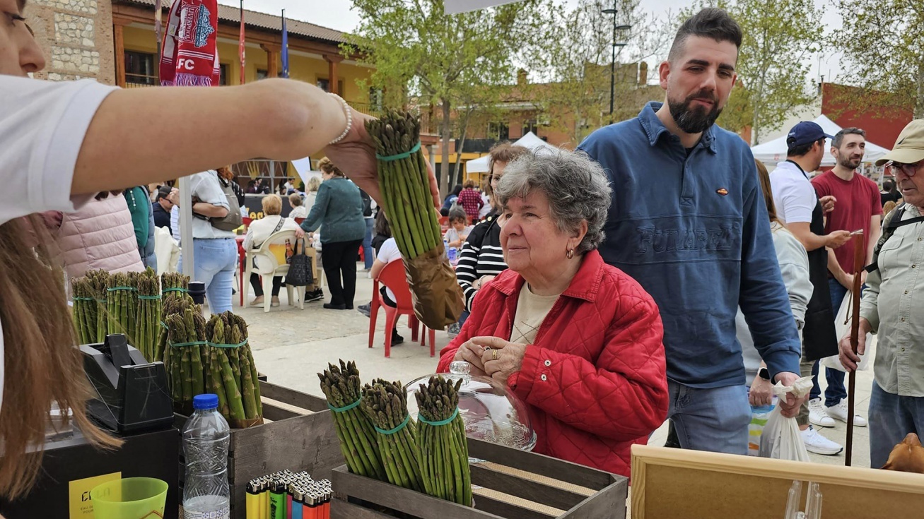 Una mujer comprando en la III Feria del Espárrago.