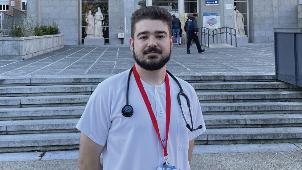 Asier frente al Hospital Clínico San Carlos, su nuevo lugar de trabajo.
