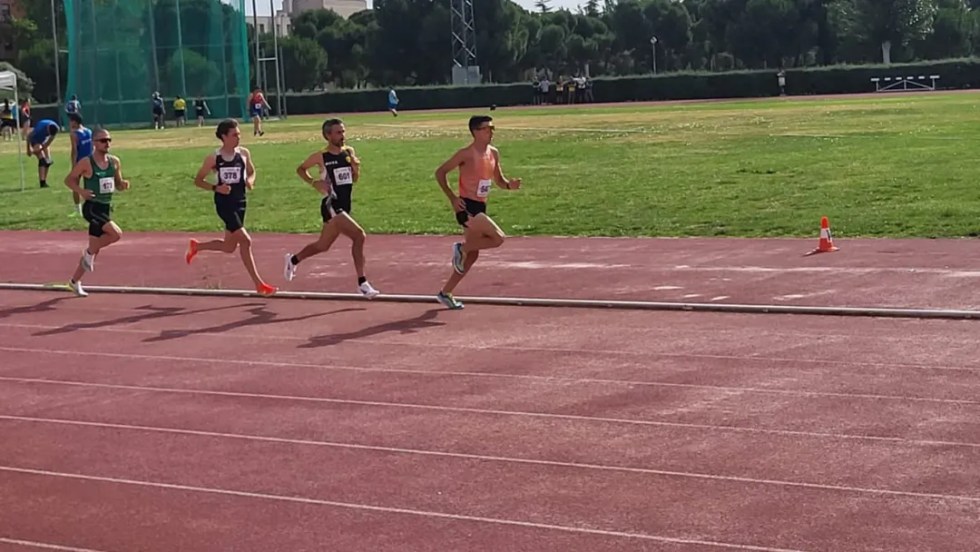 Jesús España corriendo junto a Yago Rojo.