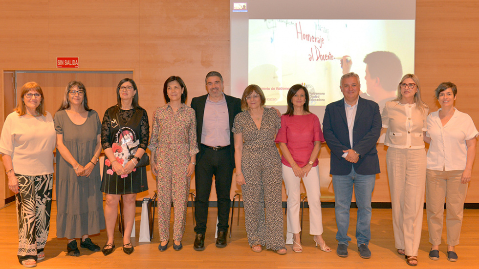 Las homenajeadas con los representantes municipales.
