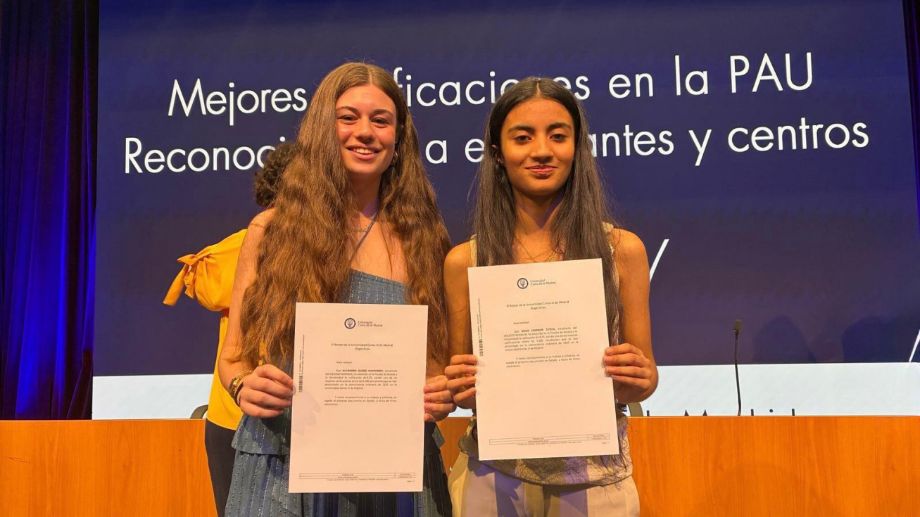 Alejandra y Anais en el reconocimiento a las mejores notas de la Carlos III.