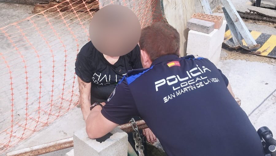 Un agente atendiendo a la mujer | Policía Local de San Martín