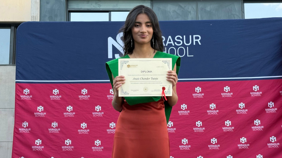 Anais Chander en la graduación del Colegio Mirasur.