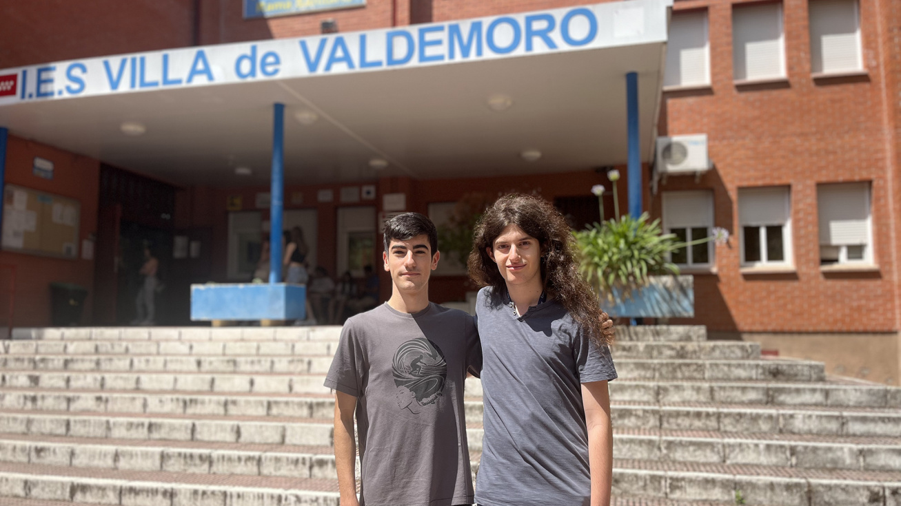Álvaro y Joel en el IES Villa de Valdemoro.