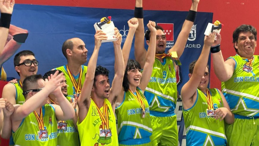 El Astrobasket Con Otra Mirada celebrando el título | Femmadi