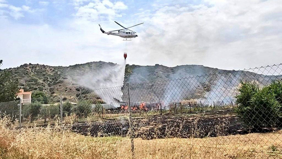Un helicóptero actuando en la zona.