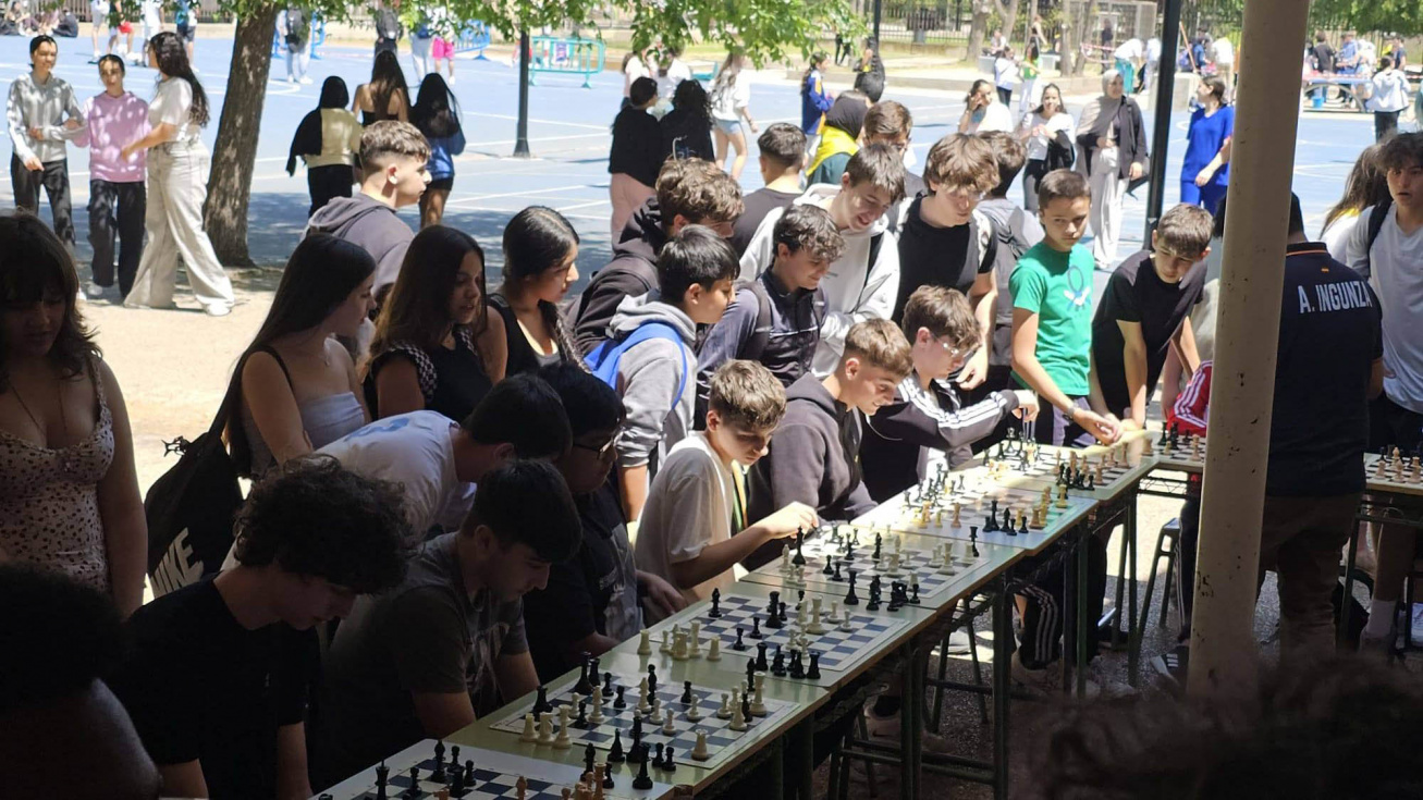 Varios alumnos en el 30 aniversario del IES Anselmo Lorenzo.
