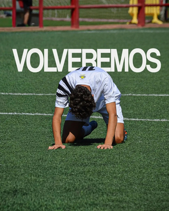 Imagen del Nuevo Pinto dando &aacute;nimos a sus jugadores.