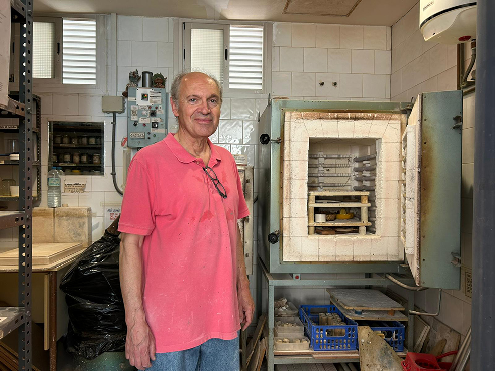 Antonio Escoz, en su taller.