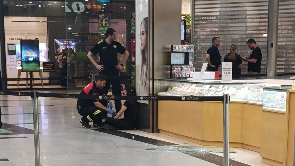 Una de las mujeres atendidas tras el atraco.