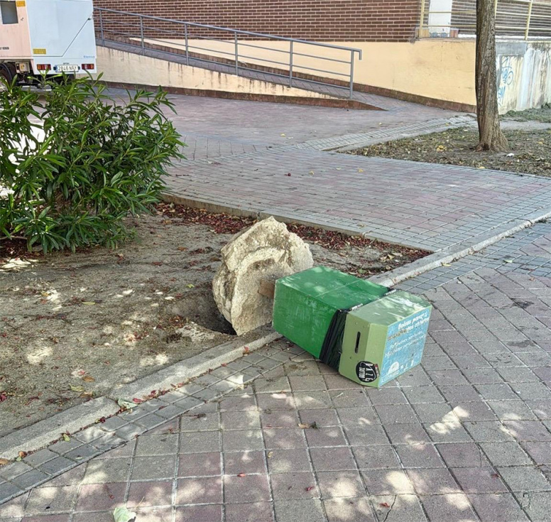 Una de las papeleras vandalizadas.
