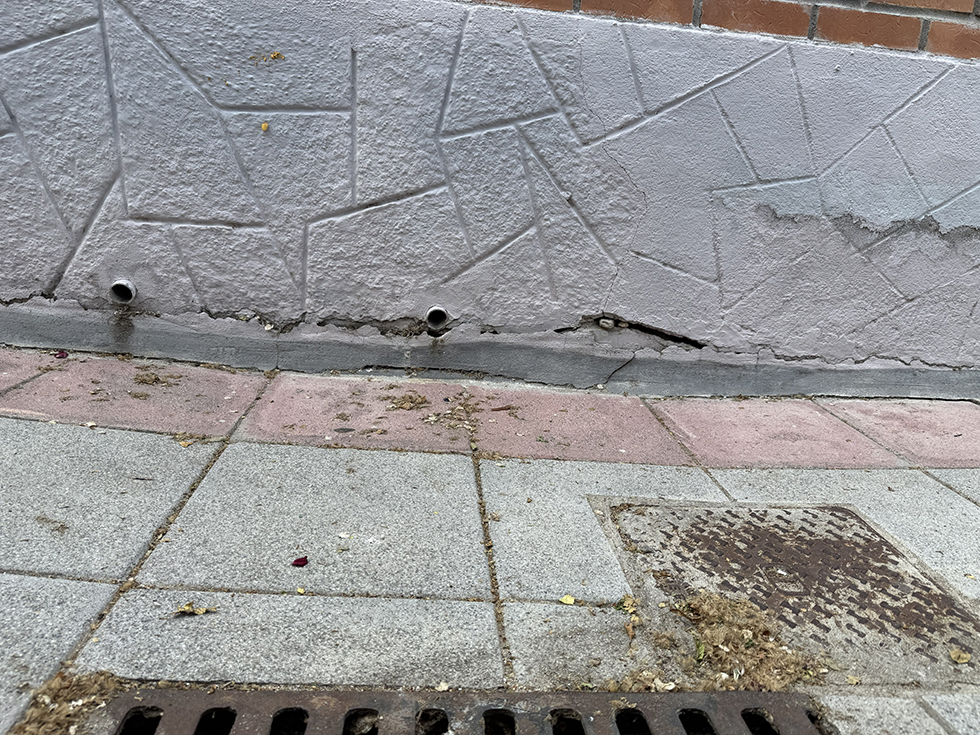 Un muro recientemente construido que se está agrietando.