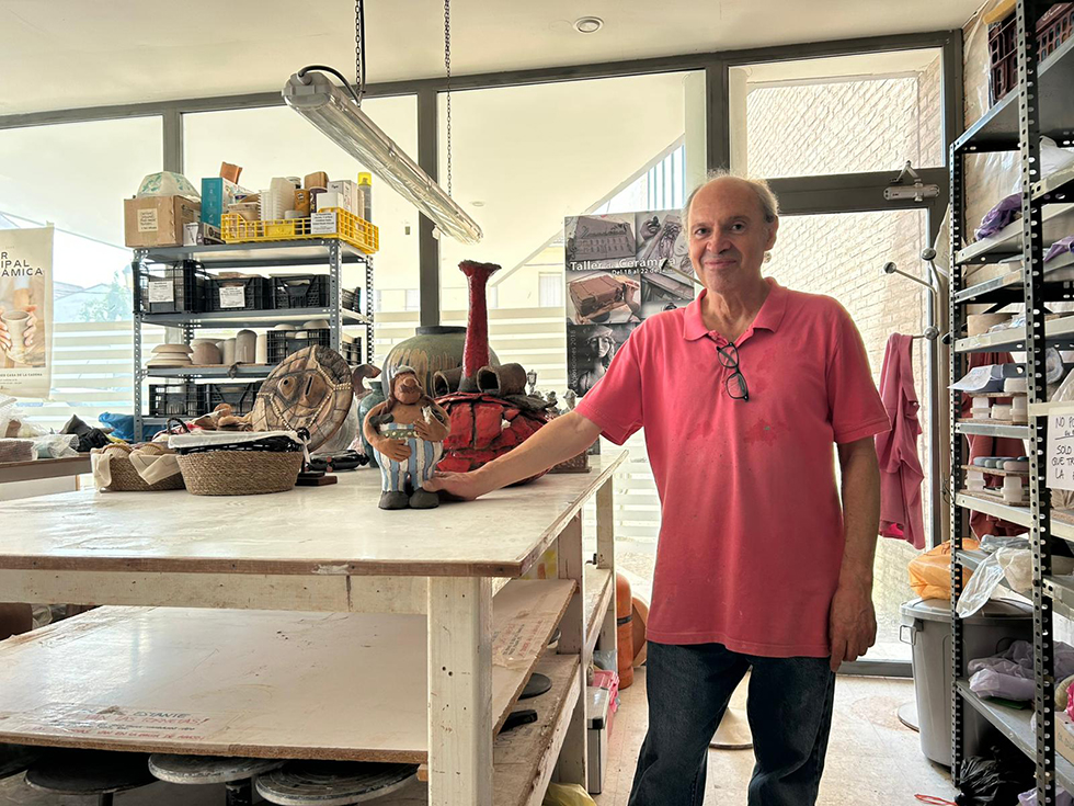 Antonio Escoz se despide tras 40 años moldeando artistas en el Taller de Cerámica de Pinto