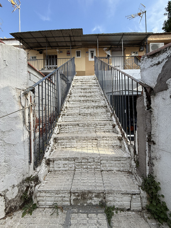 Escaleras de acceso a una de las viviendas del barrio del Prado.