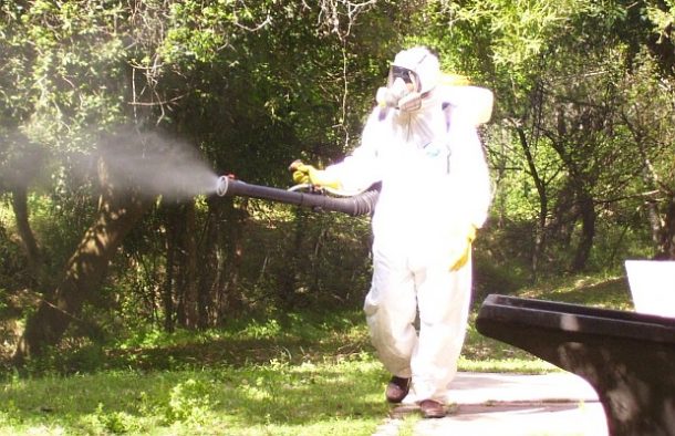 Trabajador fumigando.