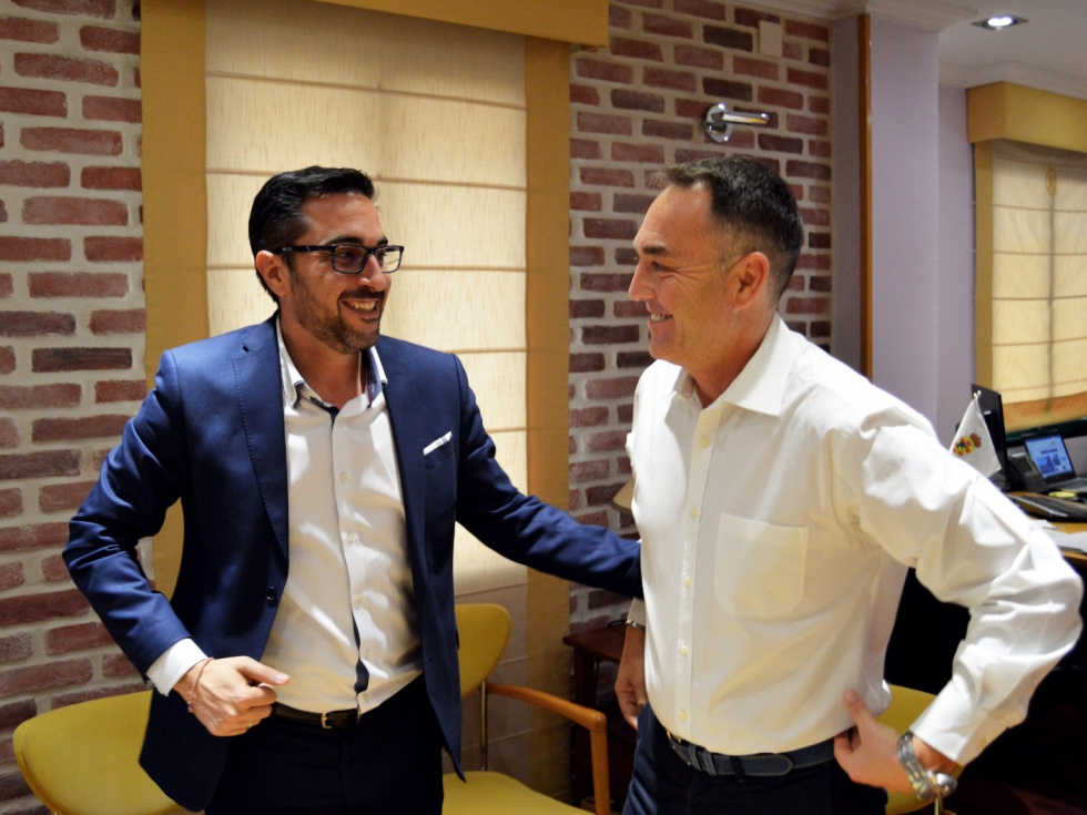 Juan Diego Ortiz  y Óscar Garvín durante la firma del convenio.