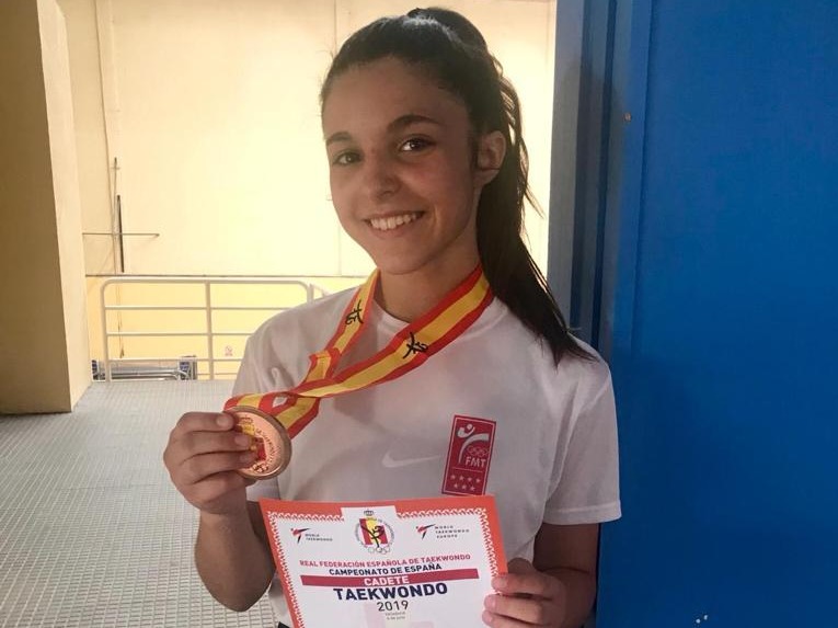 Luna Martín posa con la medalla de bronce.