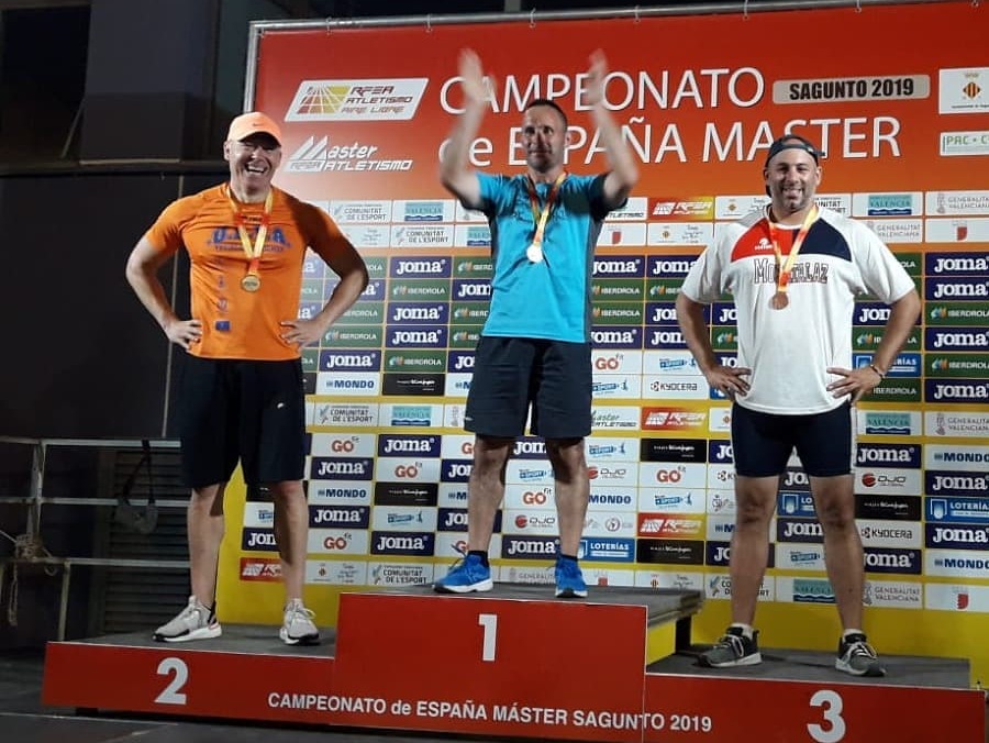Carlos Solís, en el tercer cajón del podio de una de las pruebas.