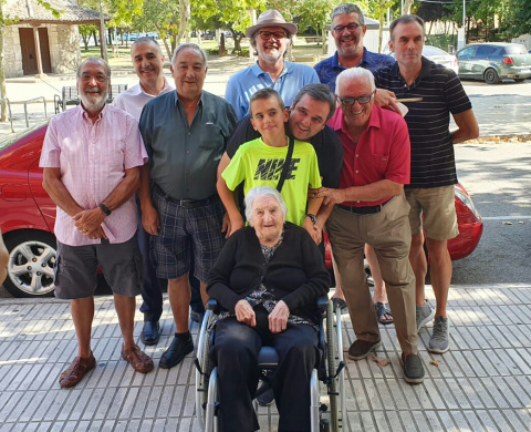 Serafina, junto a familiares el día de su 102º cumpleaños.