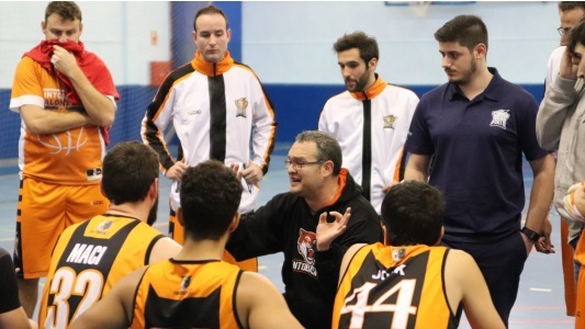 Pedro Miota, entrenador de Pintobasket, dando instrucciones durante un partido.