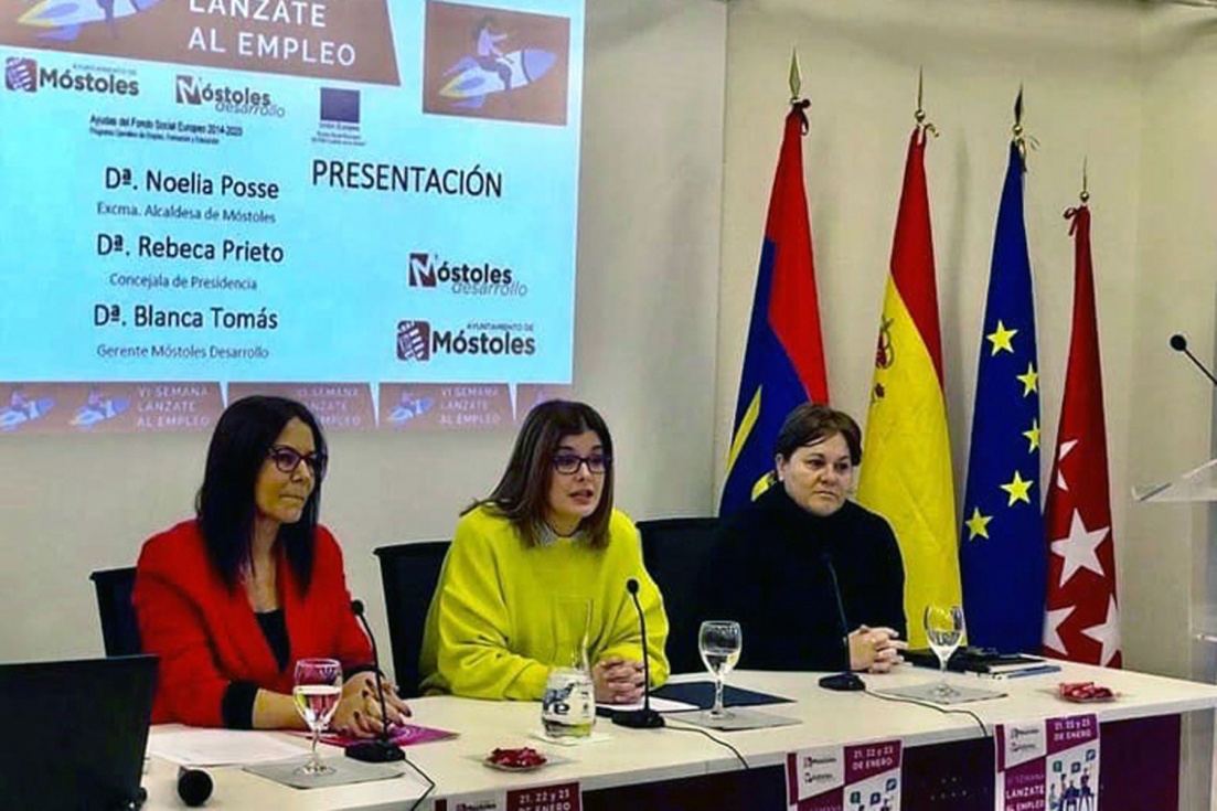 Blanca Tomás (primera por la izquierda) en una presentación en Móstoles | Imagen: soy-de.com.