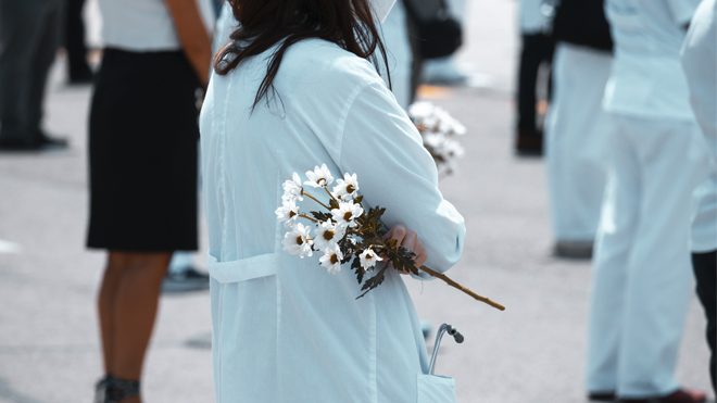 Homenaje a los fallecidos en el Hospital Infanta Elena de Valdemoro. | Foto: Álvaro Ortiz (@alvarortiz)