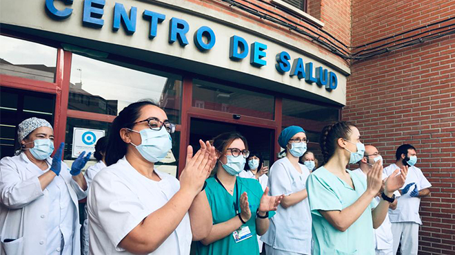 Profesionales del centro de salud Dolores Soria de Pinto durante los aplausos a los sanitarios en el confinamiento.