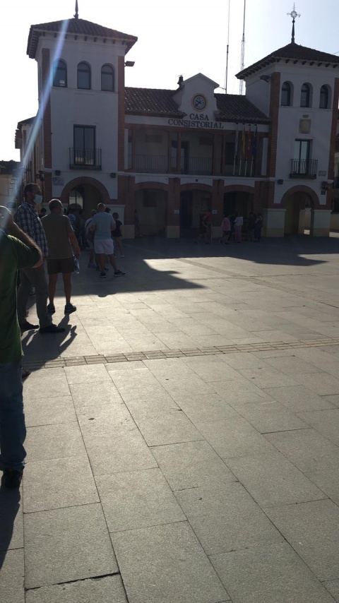 Colas para entrar al ayuntamiento de Pinto | Img: @popularesPinto.