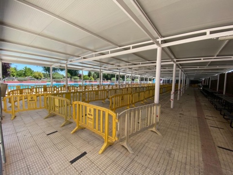 Aquí harán la cola de entrada los visitantes de la piscina.