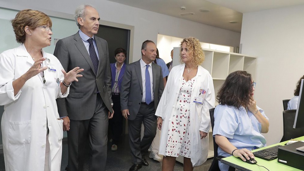 El consejero de Sanidad, Enrique Ruíz Escudero, en su visita a la nueva unidad de psiquiatría en el hospital Puerta de Hierro.