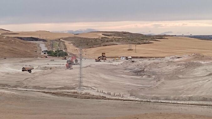 Maquinaría construyendo la cuarta fase del vertedero | Más Madrid Compromiso con Getafe