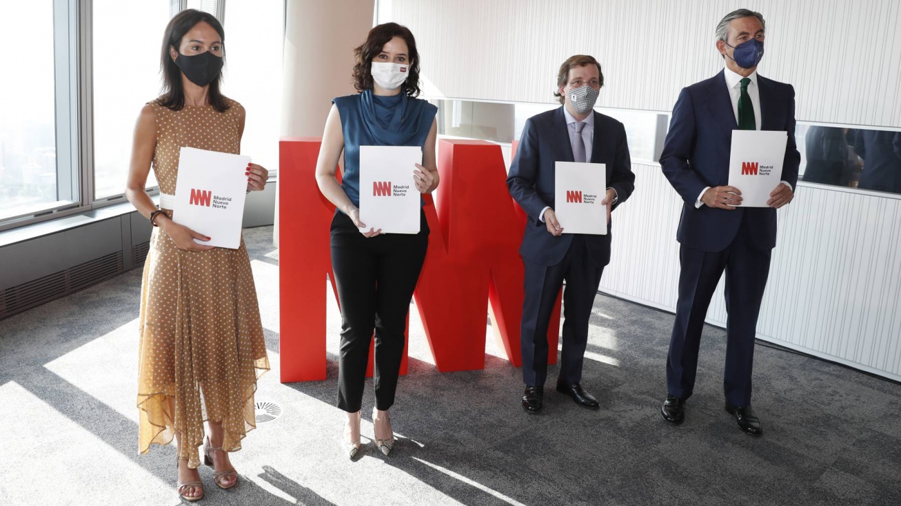 Desde la izquierda, Isabel Pardo de Vera, presidenta de Adif; Isabel Díaz Ayuso, presidenta de la Comunidad de Madrid; José Luis Martínez Almeida, alcalde de Madrid, y Álvaro Aresti, presidente de DCN, este martes en la firma.