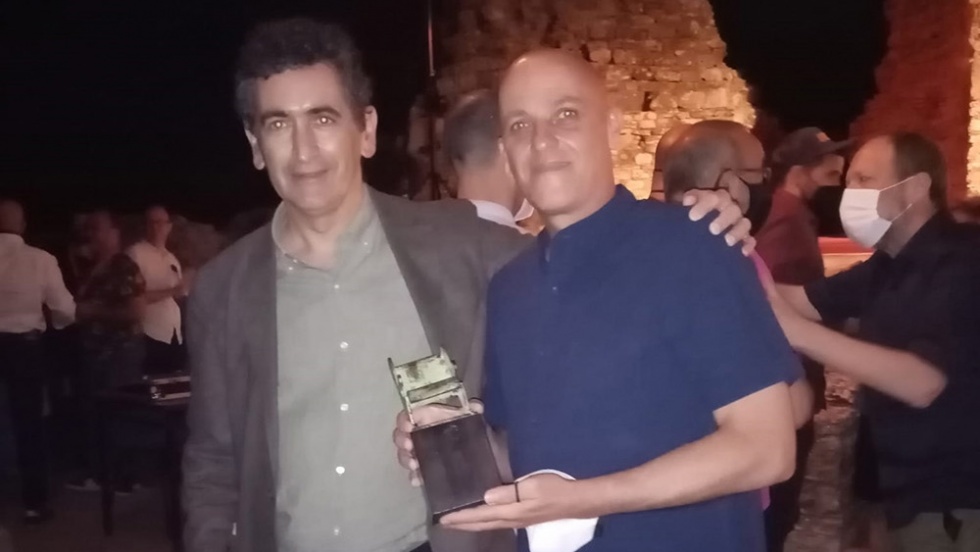 Matu recibiendo el galardón de la mano de Juan Mayorga.