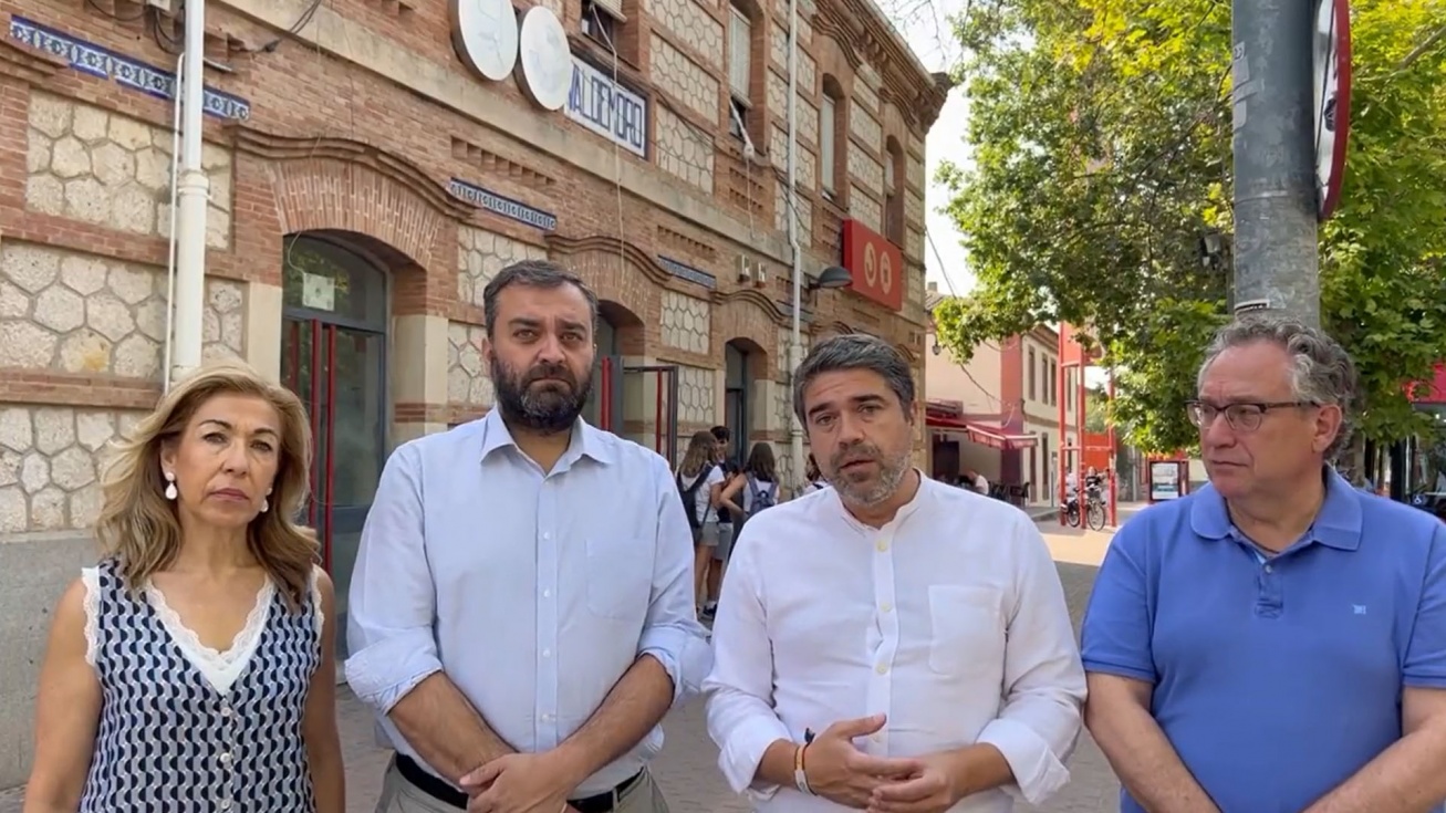 Carlos Segura, secretario de Transportes del PP en la Comunidad de Madrid, junto al portavoz de los populares en Valdemoro, David Conde.
