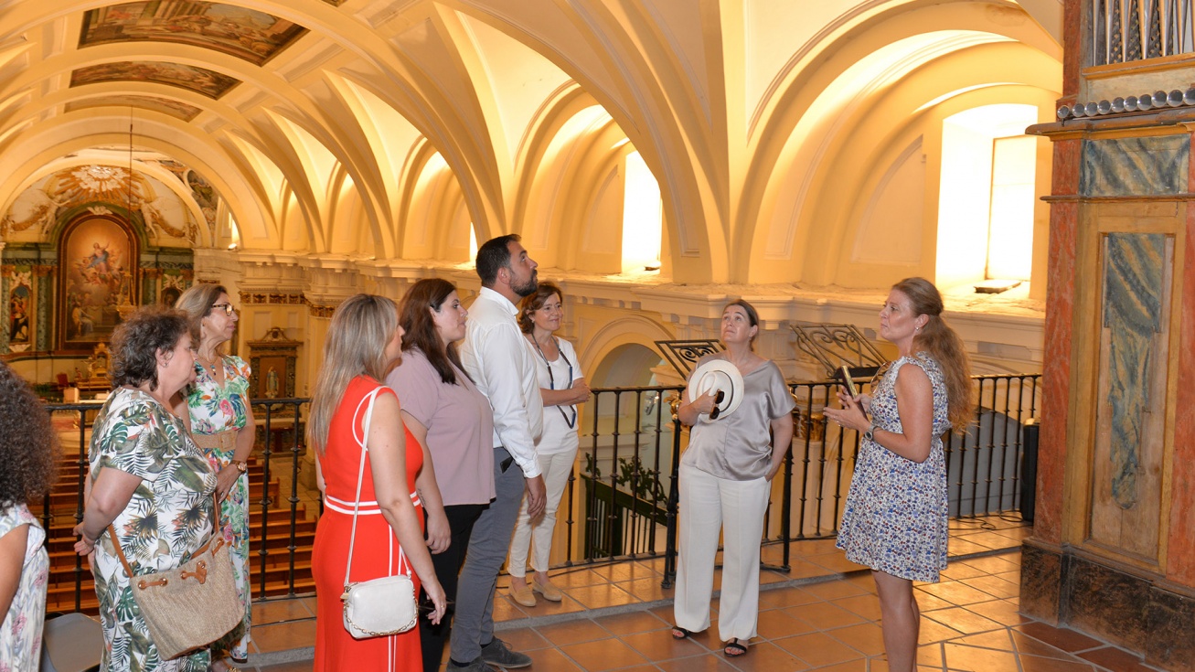 La consejera de Turismo de la Comunidad de Madrid en su visita a la iglesia Nuestra Señora de la Asunción de Valdemoro.
